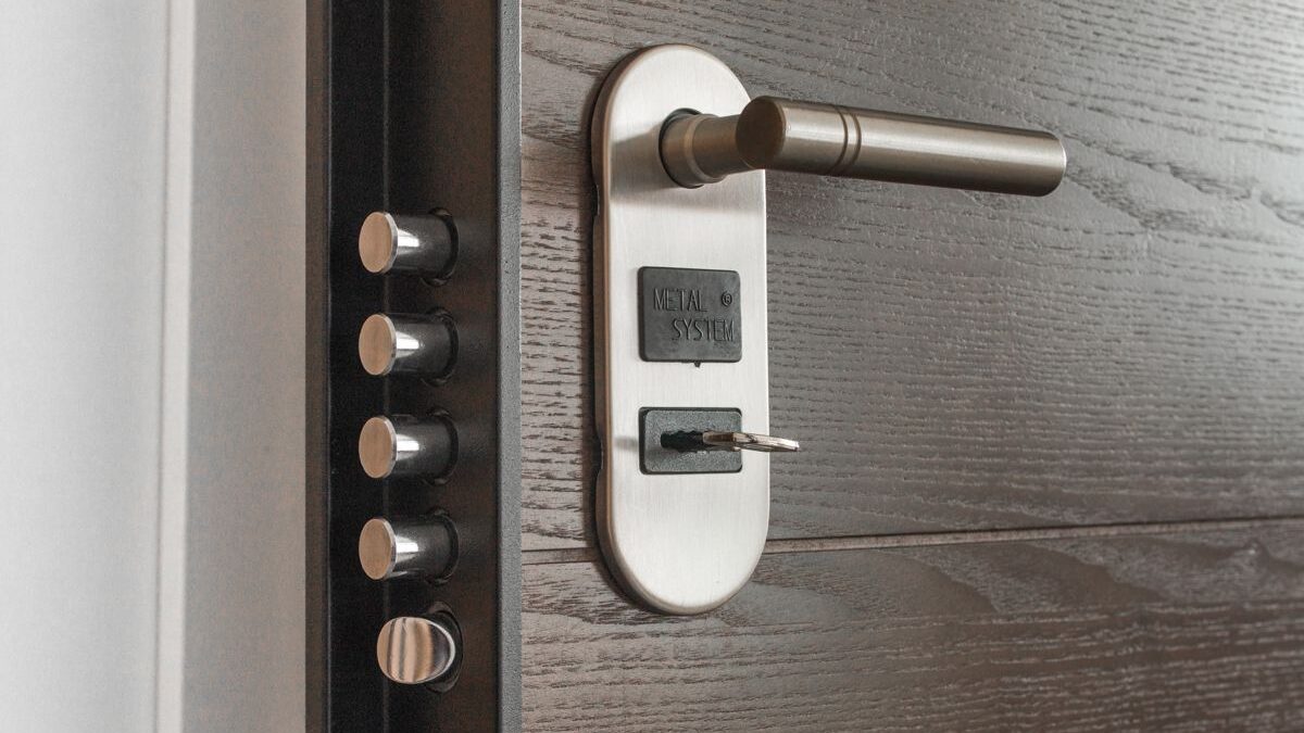 Differenze tra porta blindata e porta corazzata, quale è meglio installare?